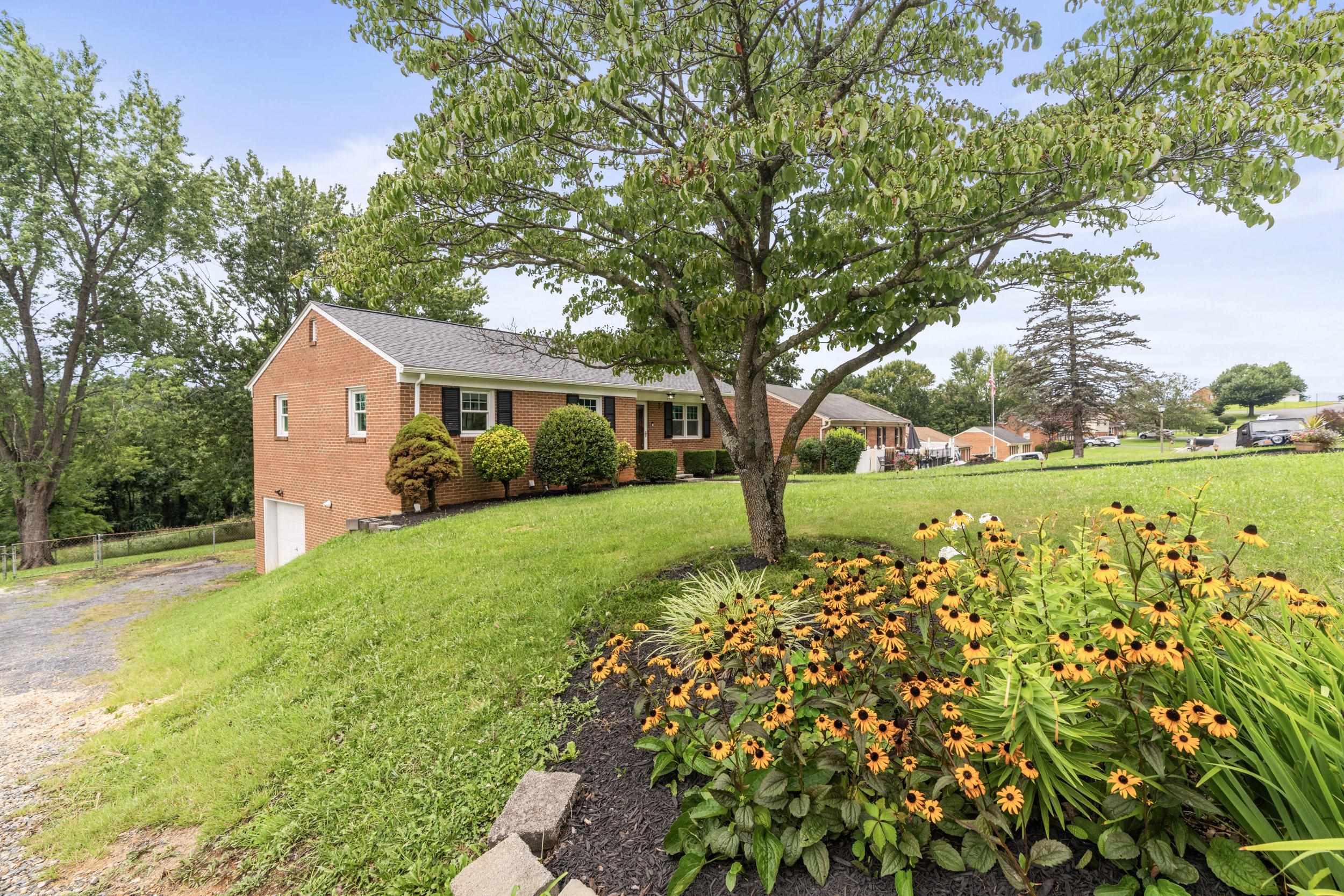 109 FOX HILL DR, STAUNTON, Virginia 24401, 3 Bedrooms Bedrooms, ,2 BathroomsBathrooms,Residential,109 FOX HILL DR,667649 MLS # 667649