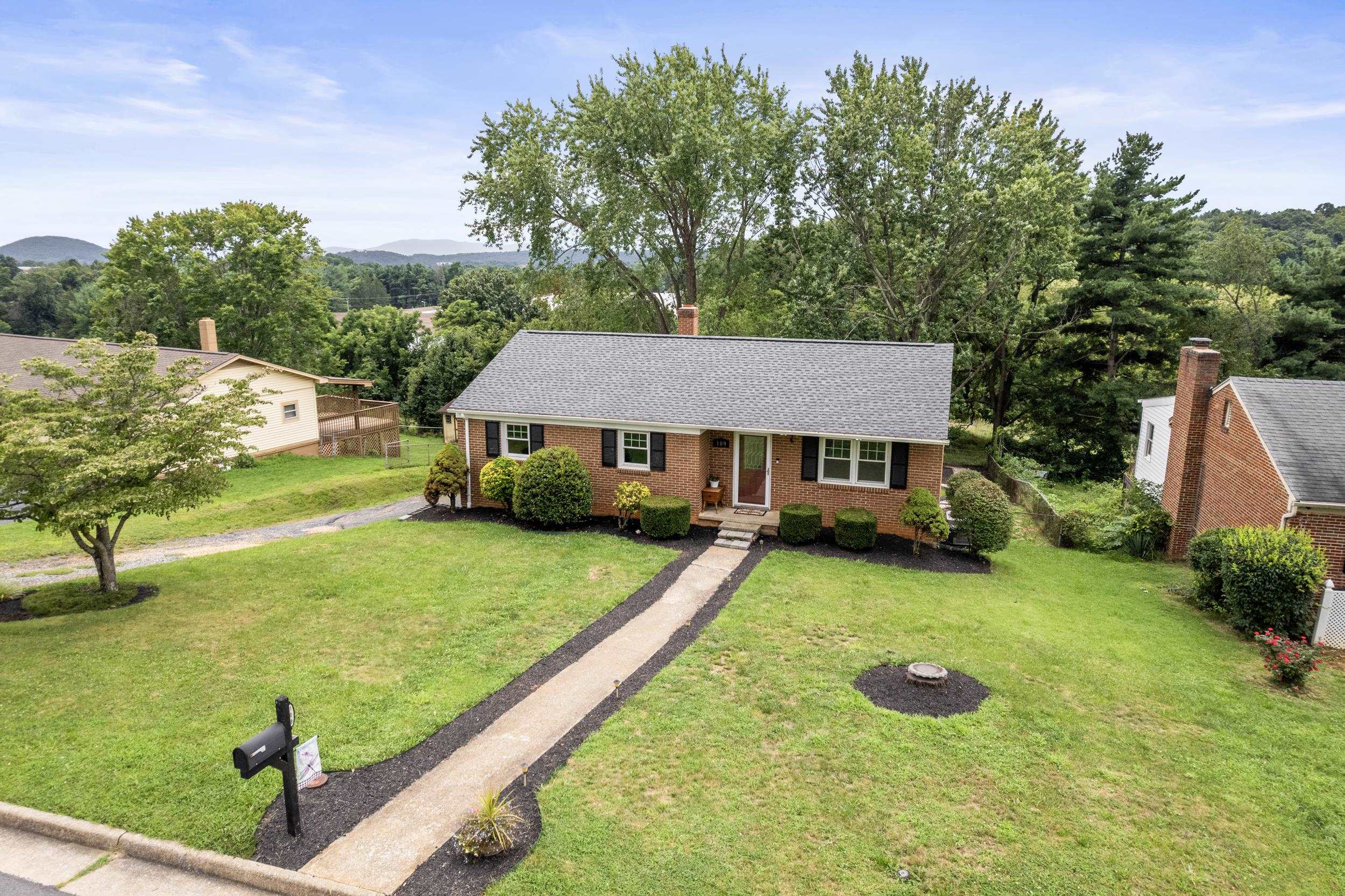 109 FOX HILL DR, STAUNTON, Virginia 24401, 3 Bedrooms Bedrooms, ,2 BathroomsBathrooms,Residential,109 FOX HILL DR,667649 MLS # 667649