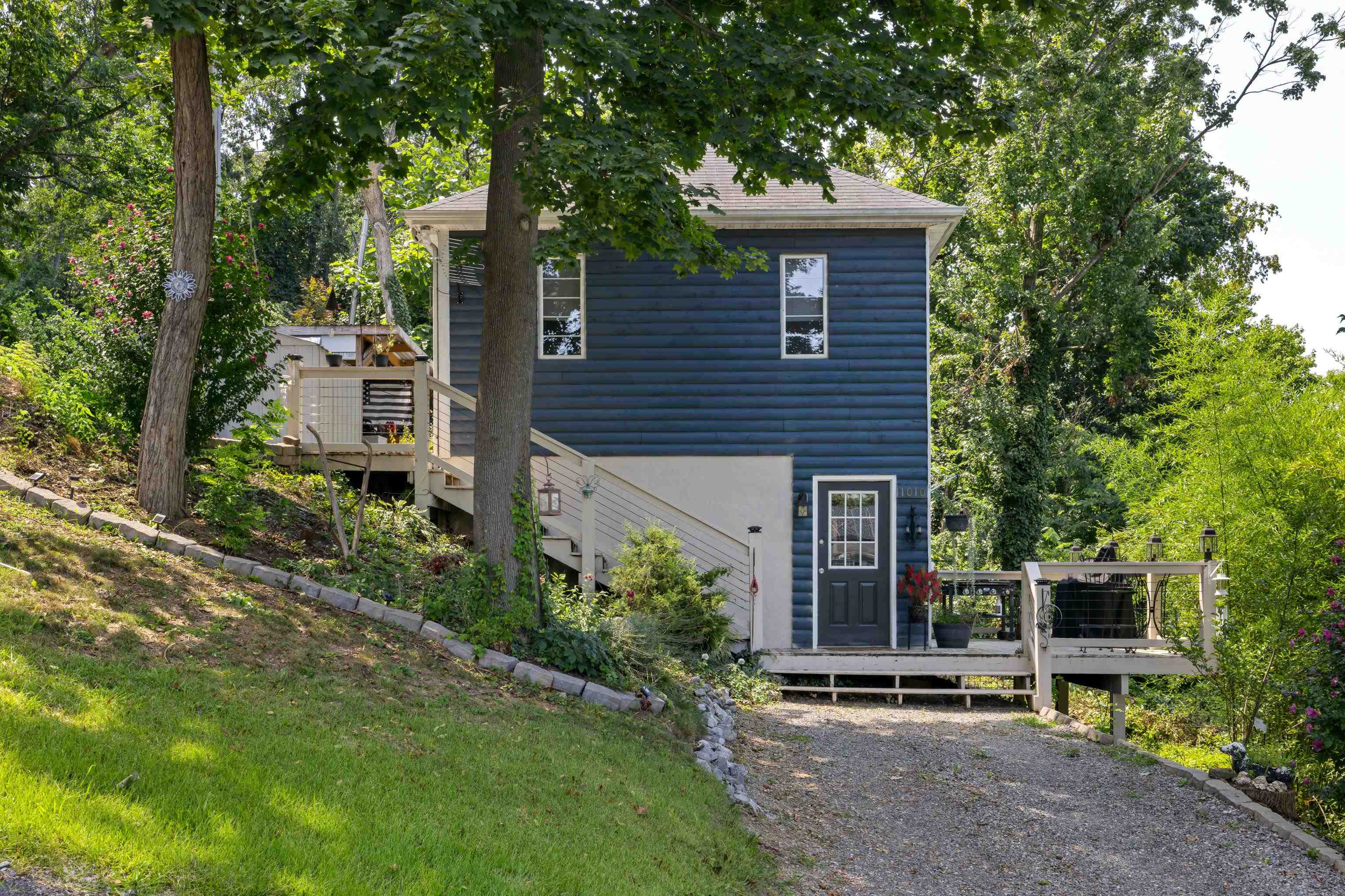 1010 PERRY ST, STAUNTON, Virginia 24401, 3 Bedrooms Bedrooms, ,1 BathroomBathrooms,Residential,1010 PERRY ST,667650 MLS # 667650