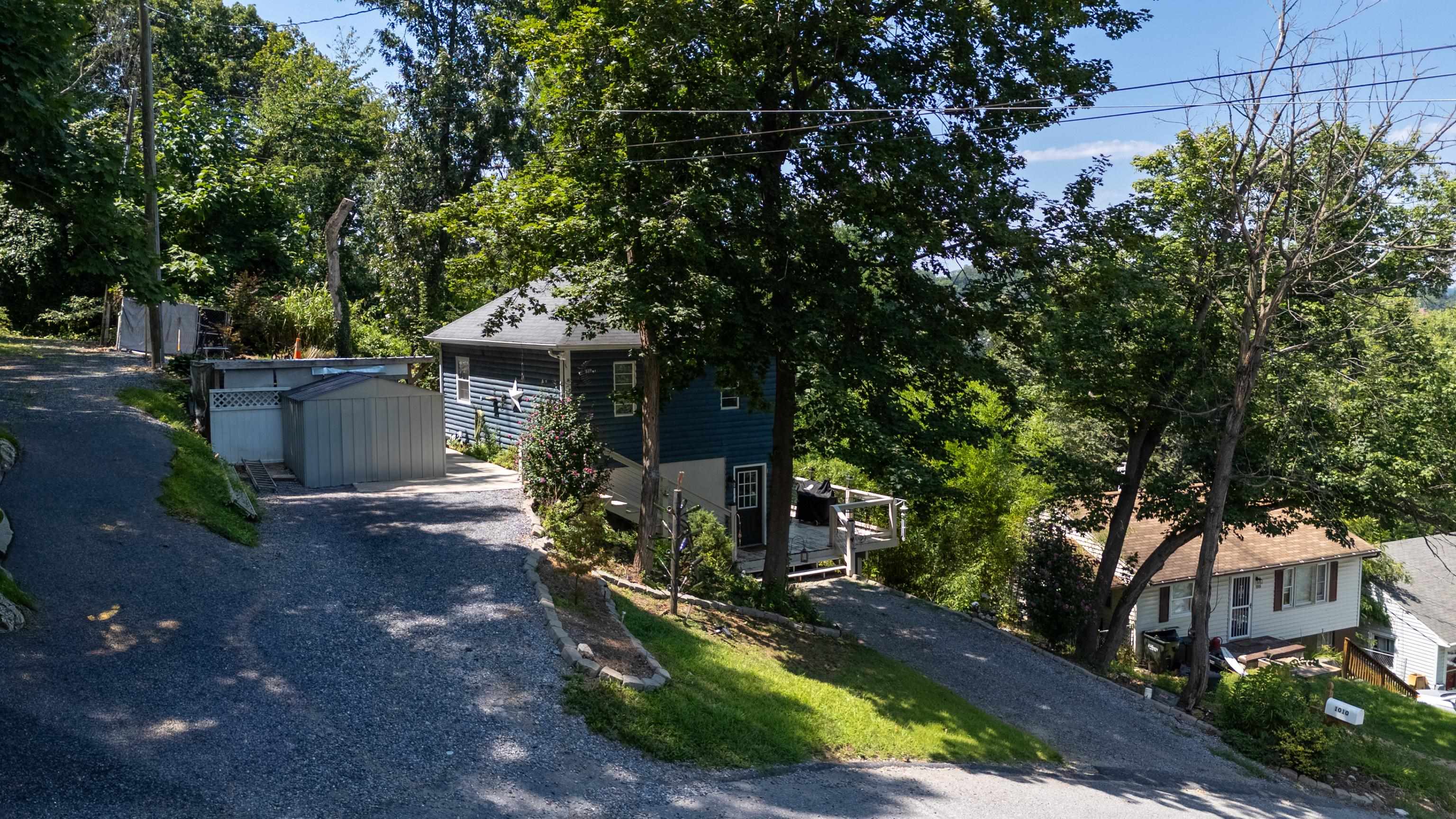1010 PERRY ST, STAUNTON, Virginia 24401, 3 Bedrooms Bedrooms, ,1 BathroomBathrooms,Residential,1010 PERRY ST,667650 MLS # 667650