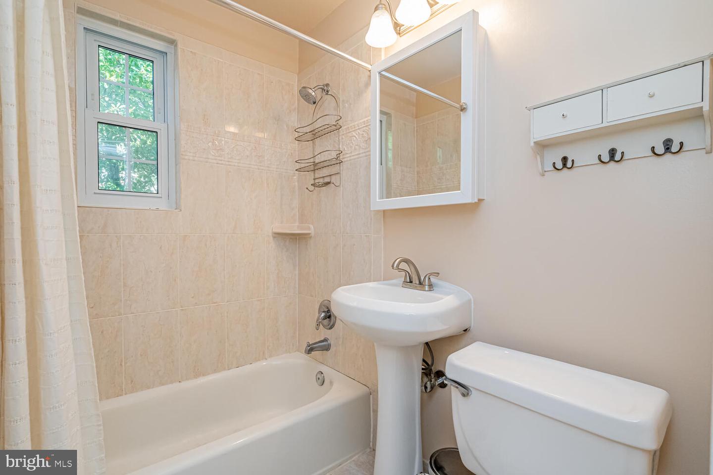 2906 PEYTON RANDOLPH DR #201, FALLS CHURCH, Virginia 22044, 1 Bedroom Bedrooms, ,1 BathroomBathrooms,Residential,For sale,2906 PEYTON RANDOLPH DR #201,VAFX2254504 MLS # VAFX2254504