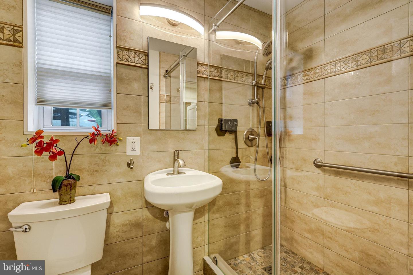 3237 RAVENSWORTH PL, ALEXANDRIA, Virginia 22302, 2 Bedrooms Bedrooms, ,1 BathroomBathrooms,Residential,For sale,3237 RAVENSWORTH PL,VAAX2047546 MLS # VAAX2047546