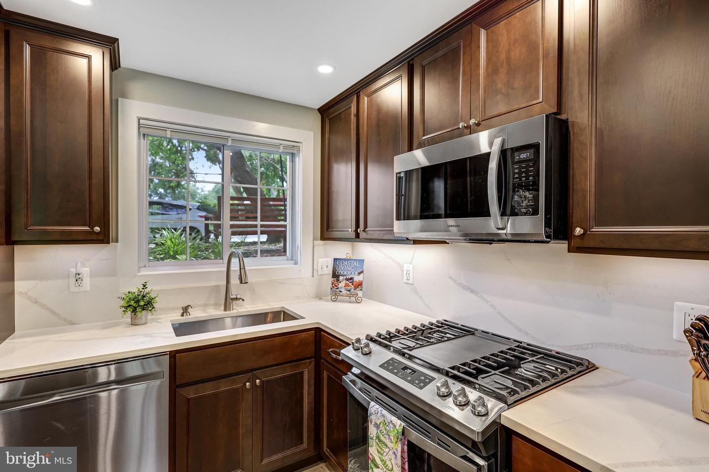 3237 RAVENSWORTH PL, ALEXANDRIA, Virginia 22302, 2 Bedrooms Bedrooms, ,1 BathroomBathrooms,Residential,For sale,3237 RAVENSWORTH PL,VAAX2047546 MLS # VAAX2047546