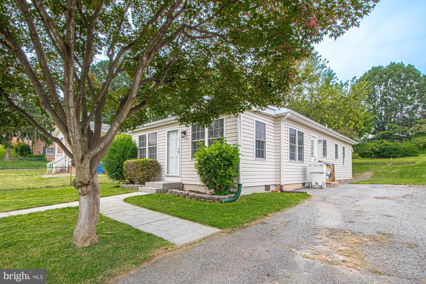 124 E 15TH ST, FRONT ROYAL, Virginia 22630, 3 Bedrooms Bedrooms, ,1 BathroomBathrooms,Residential,For sale,124 E 15TH ST,VAWR2011768 MLS # VAWR2011768