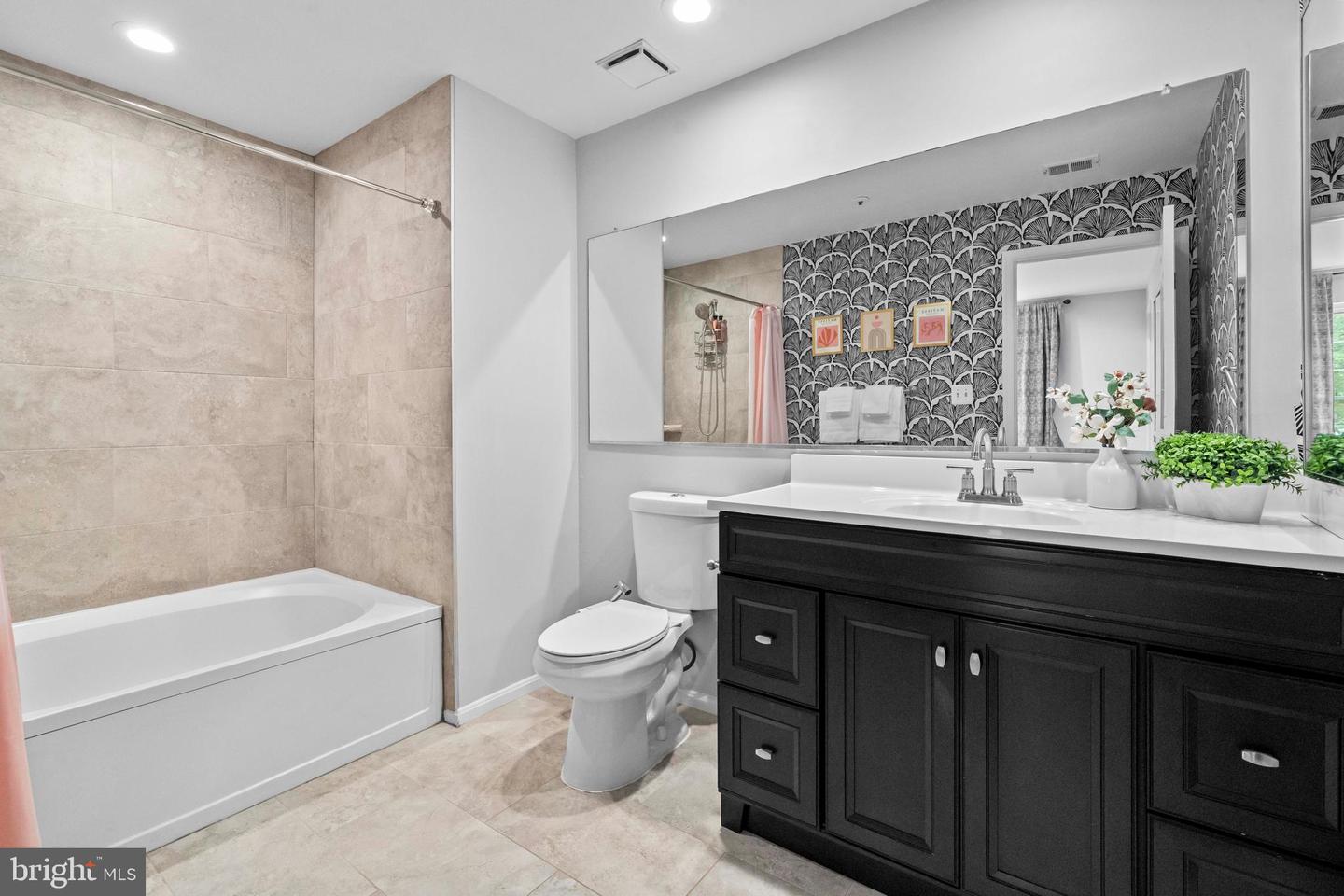 244 S REYNOLDS ST #201, ALEXANDRIA, Virginia 22304, 2 Bedrooms Bedrooms, ,2 BathroomsBathrooms,Residential,For sale,244 S REYNOLDS ST #201,VAAX2047732 MLS # VAAX2047732