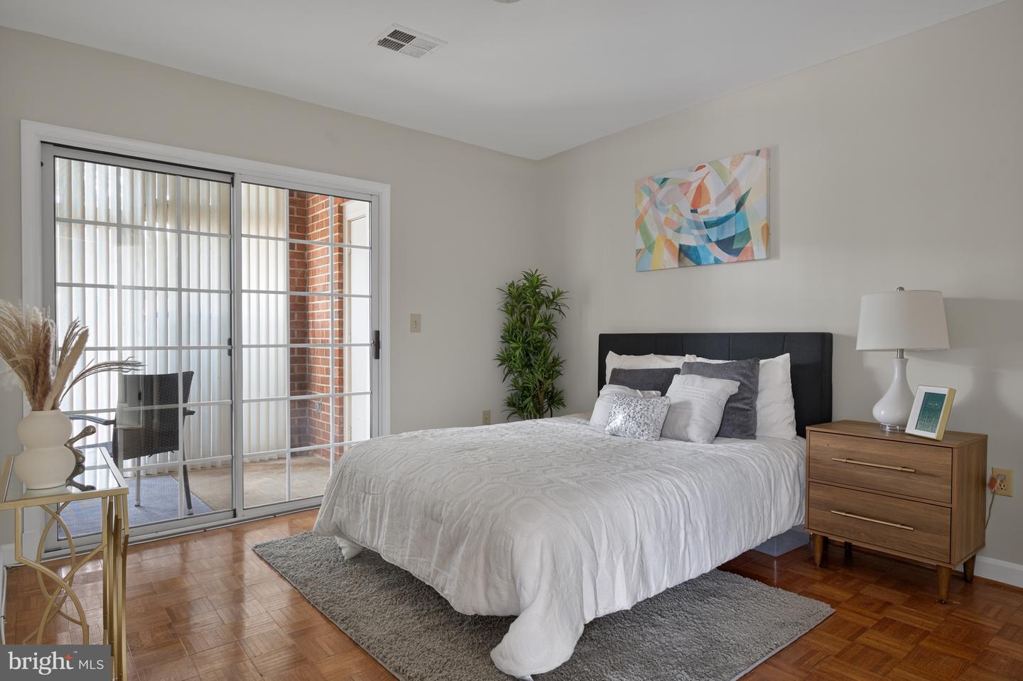6908 FAIRFAX DR #112, ARLINGTON, Virginia 22213, 2 Bedrooms Bedrooms, ,1 BathroomBathrooms,Residential,For sale,6908 FAIRFAX DR #112,VAAR2061552 MLS # VAAR2061552