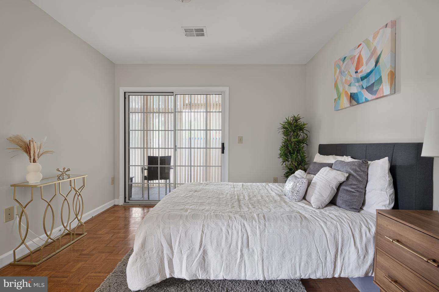 6908 FAIRFAX DR #112, ARLINGTON, Virginia 22213, 2 Bedrooms Bedrooms, ,1 BathroomBathrooms,Residential,For sale,6908 FAIRFAX DR #112,VAAR2061552 MLS # VAAR2061552