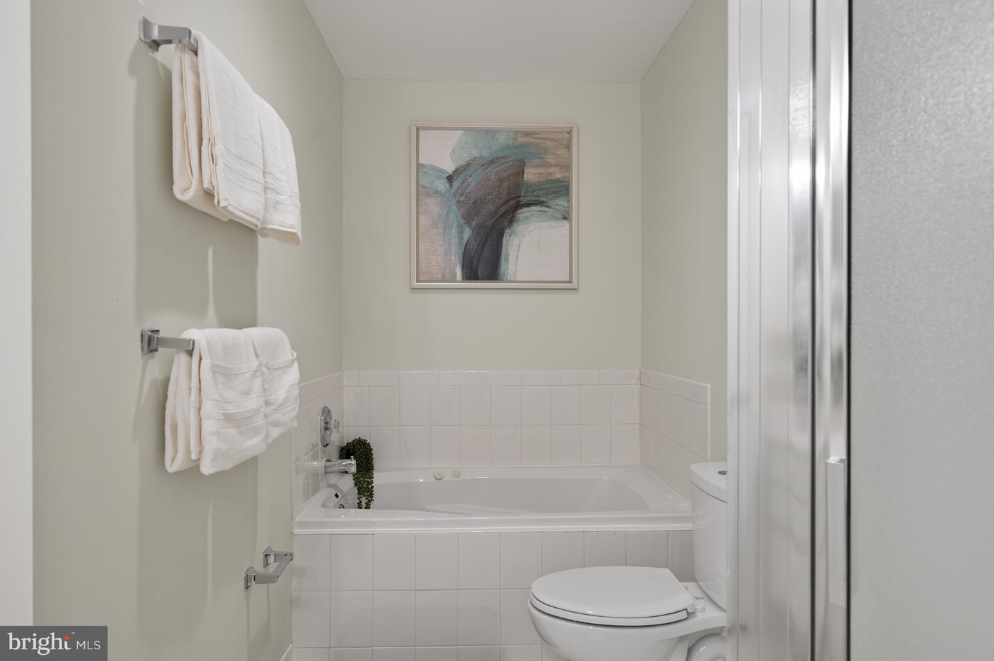 6908 FAIRFAX DR #112, ARLINGTON, Virginia 22213, 2 Bedrooms Bedrooms, ,1 BathroomBathrooms,Residential,For sale,6908 FAIRFAX DR #112,VAAR2061552 MLS # VAAR2061552