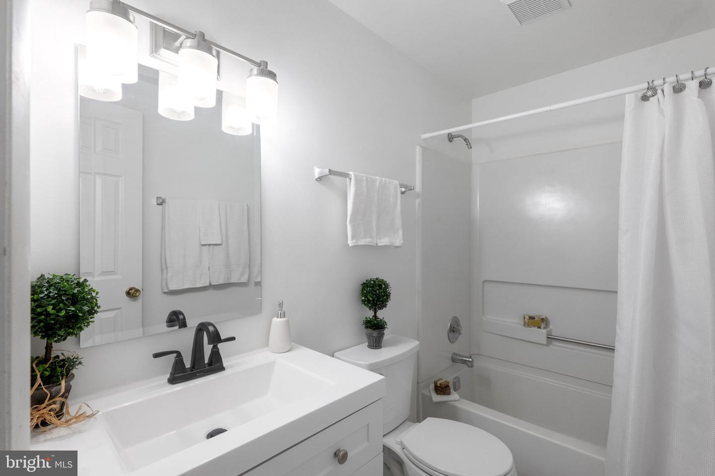 21087 GOLDFINCH LN, LEESBURG, Virginia 20175, 3 Bedrooms Bedrooms, ,1 BathroomBathrooms,Residential,For sale,21087 GOLDFINCH LN,VALO2103630 MLS # VALO2103630