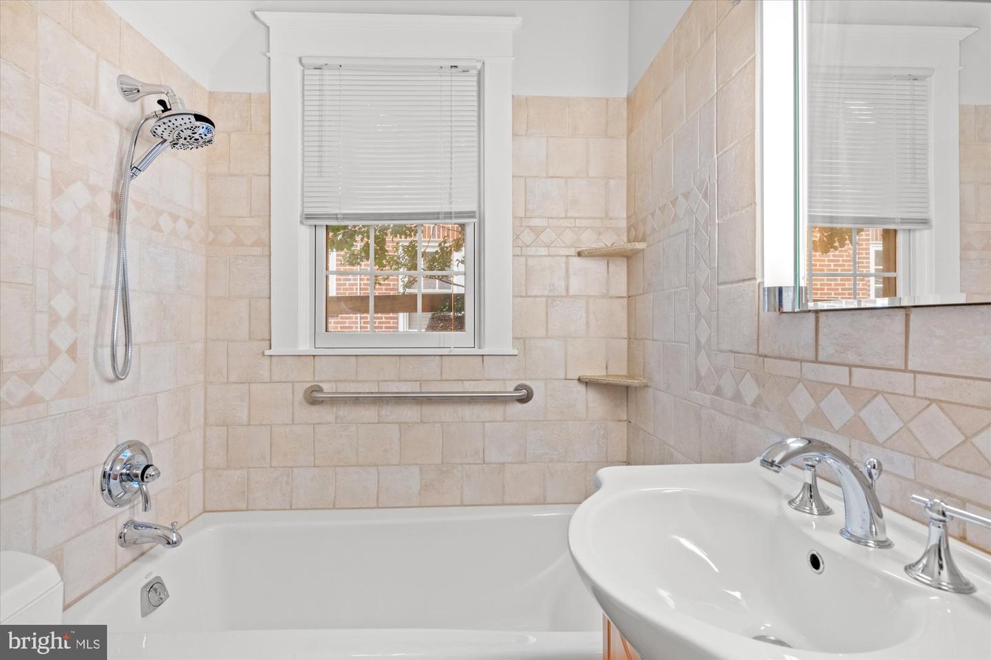 15 W MASONIC VIEW AVE, ALEXANDRIA, Virginia 22301, 3 Bedrooms Bedrooms, ,2 BathroomsBathrooms,Residential,For sale,15 W MASONIC VIEW AVE,VAAX2048152 MLS # VAAX2048152