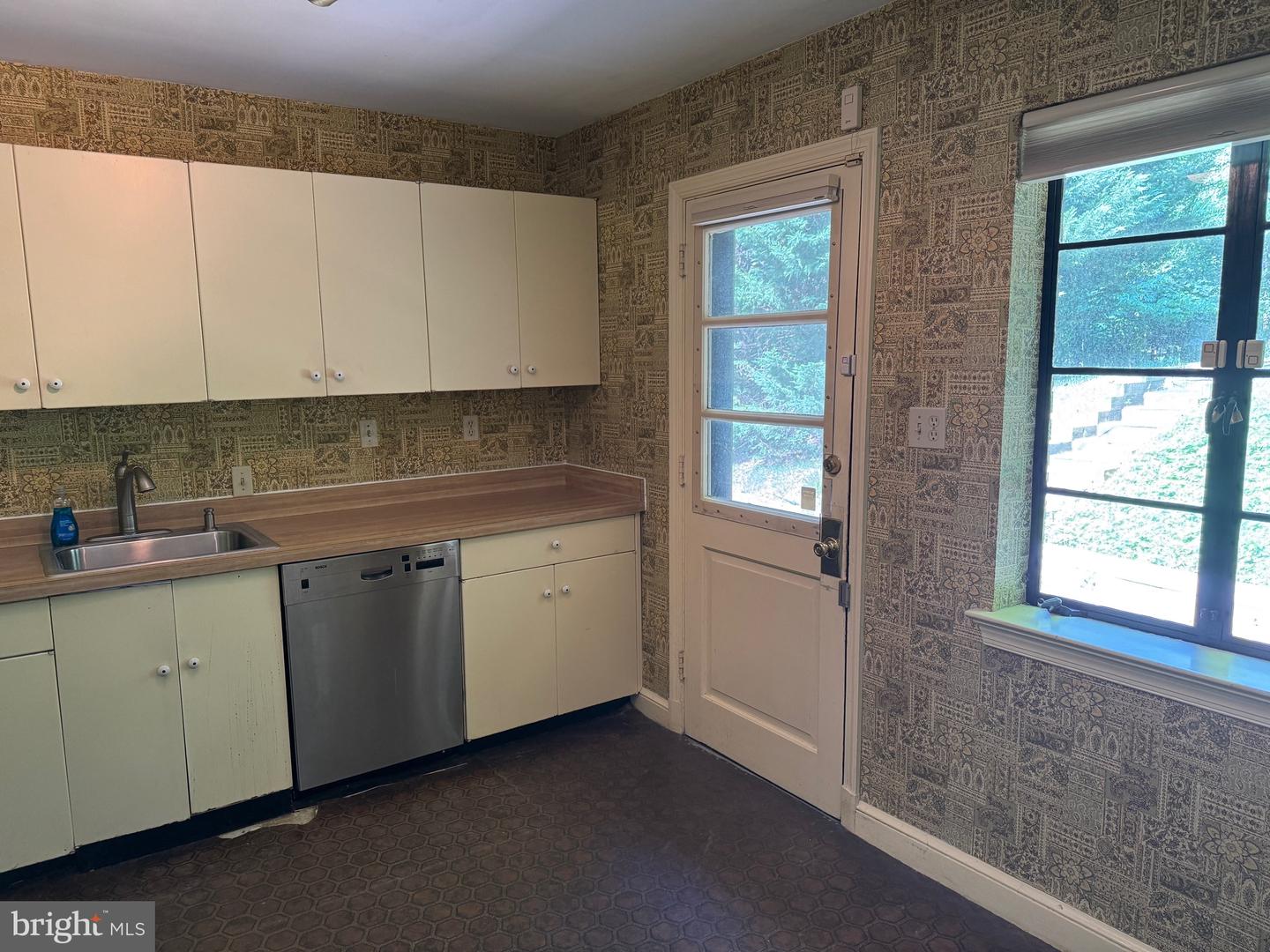 2431 N TAYLOR ST, ARLINGTON, Virginia 22207, 3 Bedrooms Bedrooms, ,3 BathroomsBathrooms,Residential,For sale,2431 N TAYLOR ST,VAAR2061794 MLS # VAAR2061794
