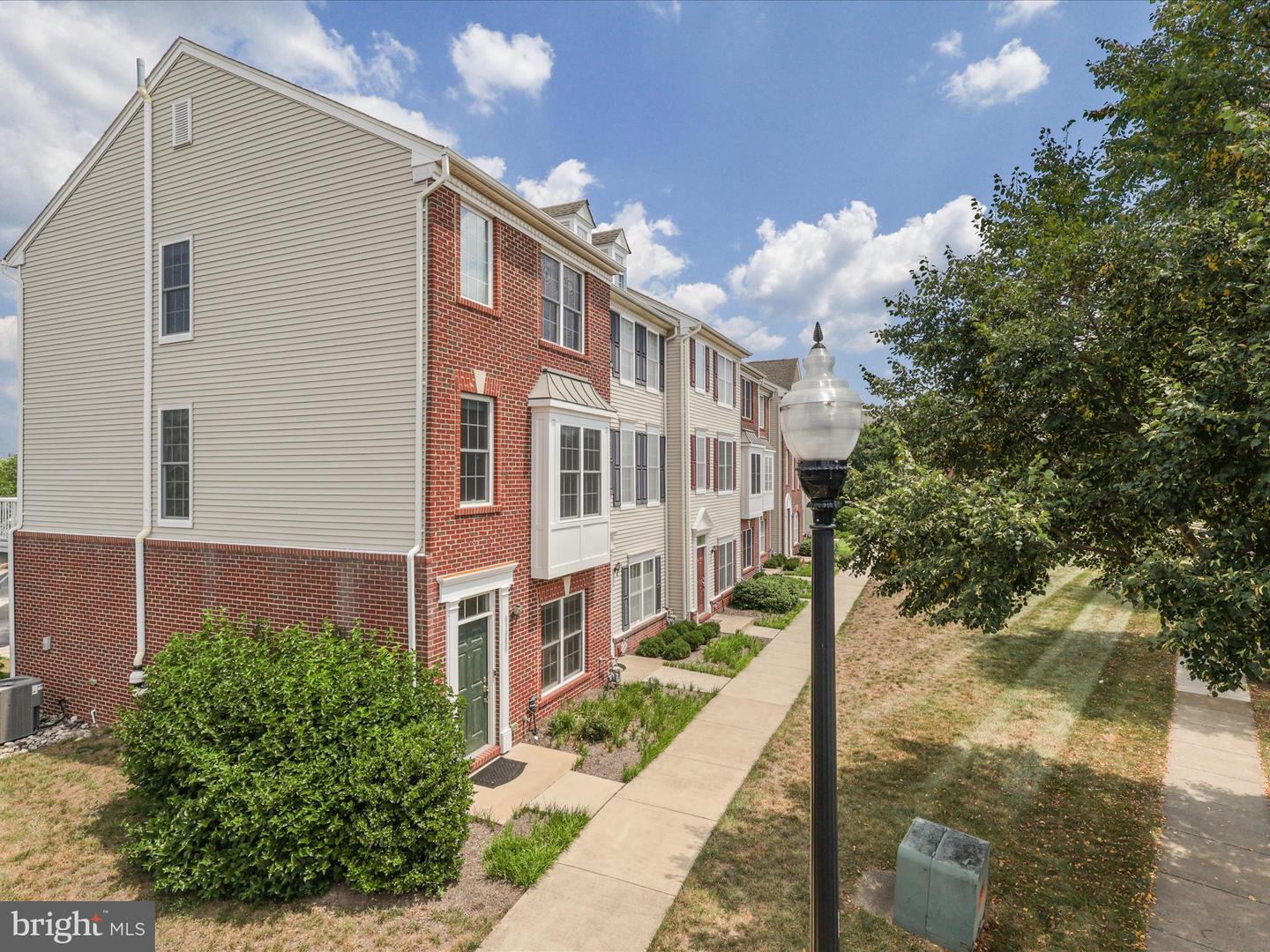 43080 CENTER ST, CHANTILLY, Virginia 20152, 3 Bedrooms Bedrooms, ,3 BathroomsBathrooms,Residential,For sale,43080 CENTER ST,VALO2103816 MLS # VALO2103816