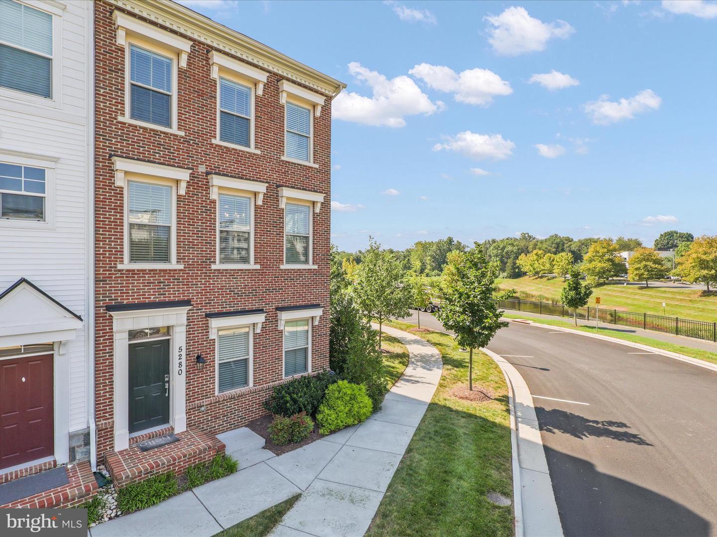 5280 RIDGEVIEW RETREAT DR, CHANTILLY, Virginia 20151, 4 Bedrooms Bedrooms, ,3 BathroomsBathrooms,Residential,For sale,5280 RIDGEVIEW RETREAT DR,VAFX2259290 MLS # VAFX2259290