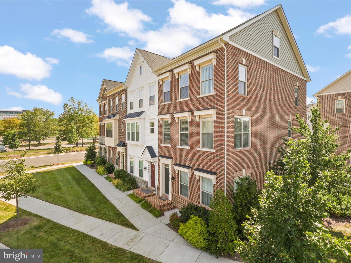 5280 RIDGEVIEW RETREAT DR, CHANTILLY, Virginia 20151, 4 Bedrooms Bedrooms, ,3 BathroomsBathrooms,Residential,For sale,5280 RIDGEVIEW RETREAT DR,VAFX2259290 MLS # VAFX2259290