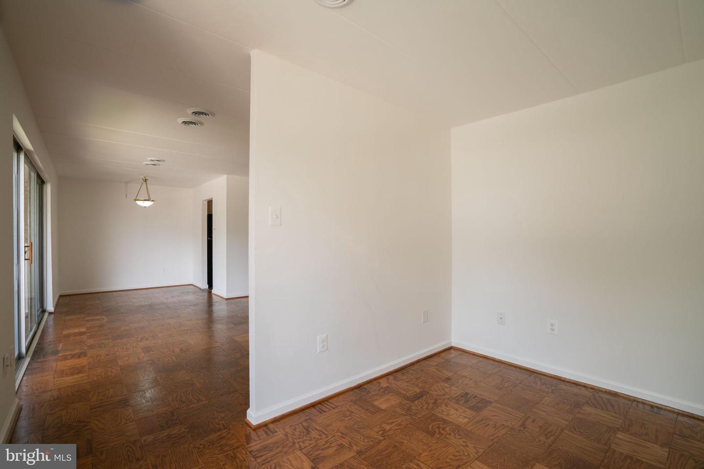 2622 WAGON DR #316 (2B), ALEXANDRIA, Virginia 22303, 2 Bedrooms Bedrooms, 3 Rooms Rooms,1 BathroomBathrooms,Residential,For sale,2622 WAGON DR #316 (2B),VAFX2259468 MLS # VAFX2259468
