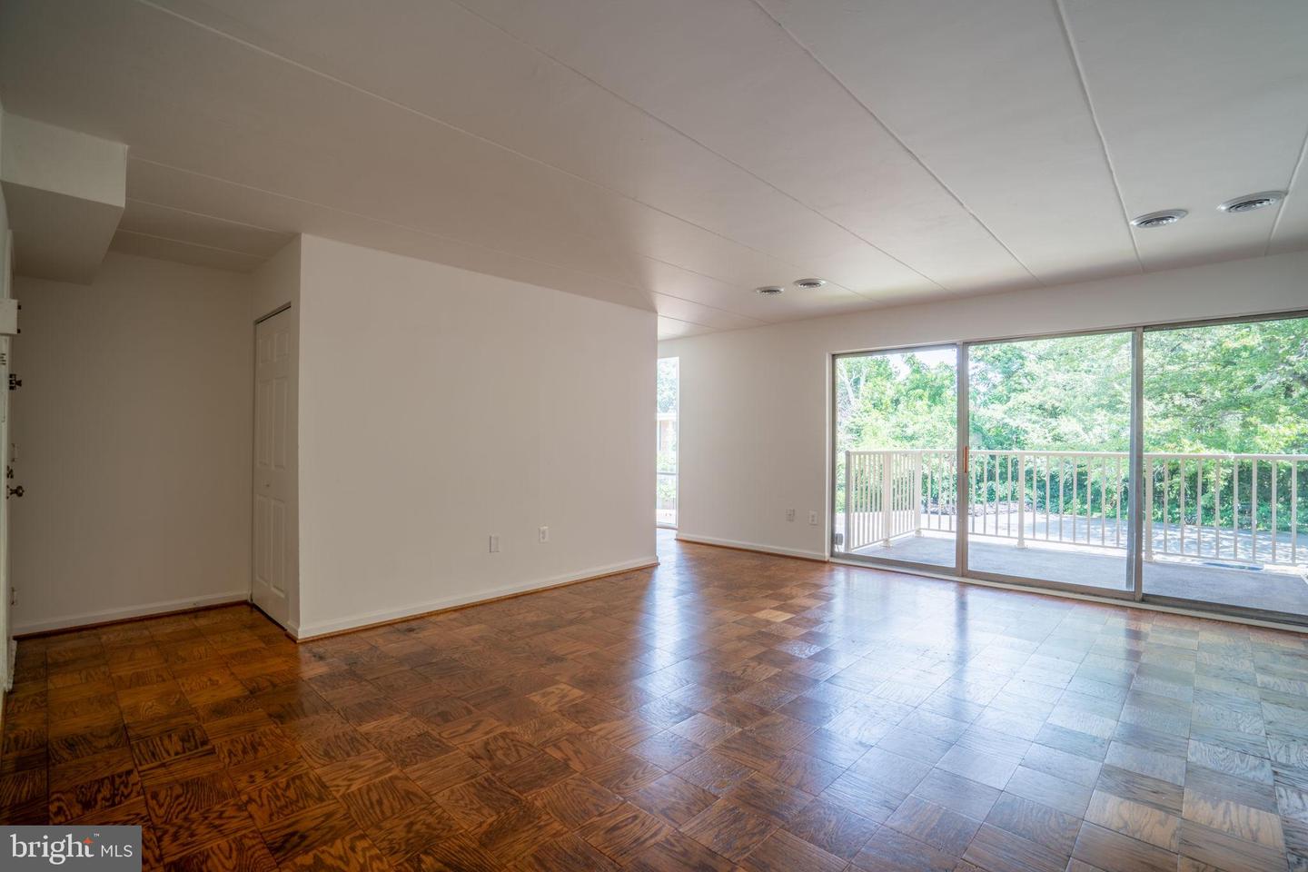 2622 WAGON DR #316 (2B), ALEXANDRIA, Virginia 22303, 2 Bedrooms Bedrooms, 3 Rooms Rooms,1 BathroomBathrooms,Residential,For sale,2622 WAGON DR #316 (2B),VAFX2259468 MLS # VAFX2259468