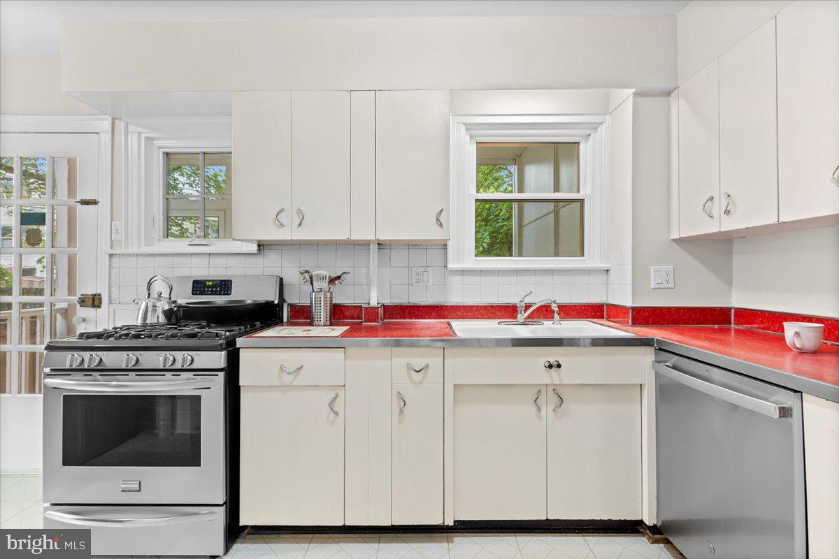 4332 CHESAPEAKE ST NW, WASHINGTON, District Of Columbia 20016, 3 Bedrooms Bedrooms, ,2 BathroomsBathrooms,Residential,For sale,4332 CHESAPEAKE ST NW,DCDC2214430 MLS # DCDC2214430
