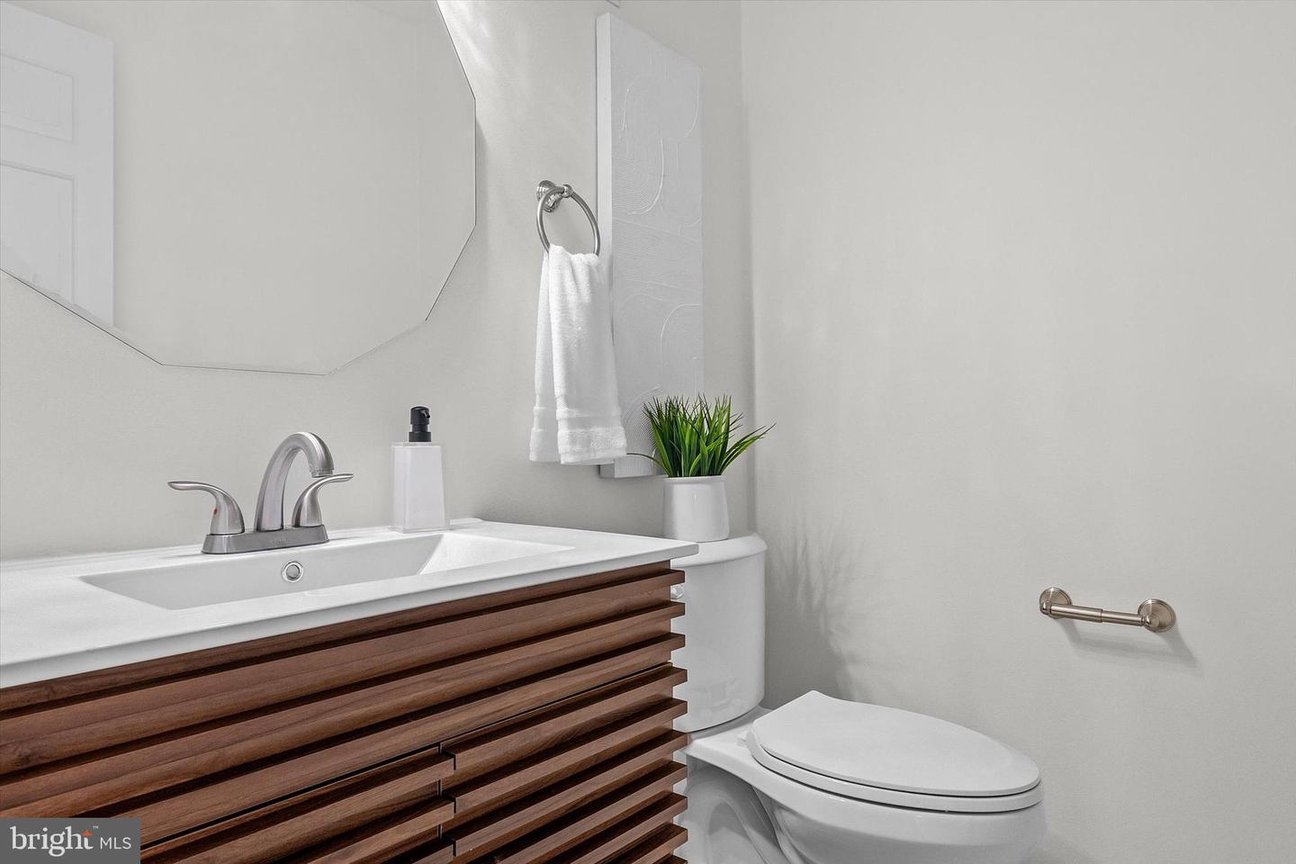 113 QUEEN ST, ALEXANDRIA, Virginia 22314, 4 Bedrooms Bedrooms, ,3 BathroomsBathrooms,Residential,For sale,113 QUEEN ST,VAAX2043708 MLS # VAAX2043708