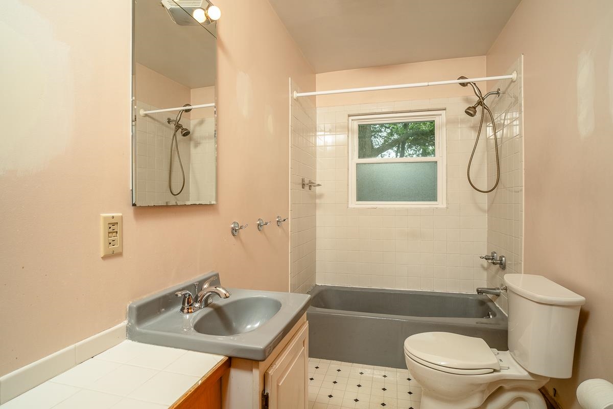 916.5 CHESTNUT DR, HARRISONBURG, Virginia 22801, 3 Bedrooms Bedrooms, ,1 BathroomBathrooms,Residential,916.5 CHESTNUT DR,667665 MLS # 667665