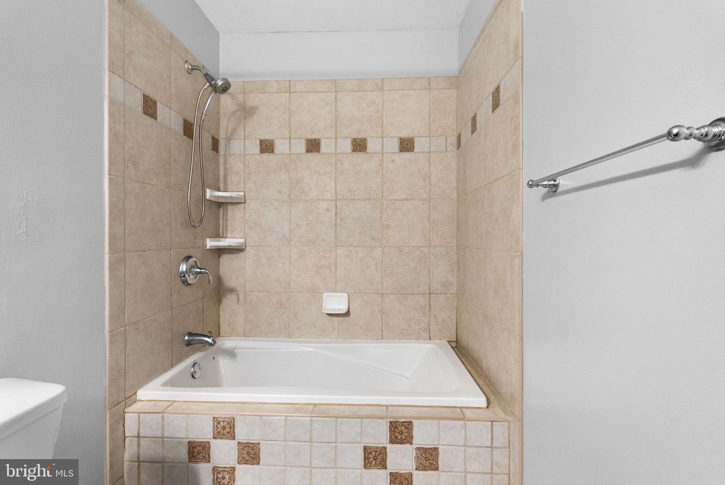 9818 FOX REST LN, VIENNA, Virginia 22181, 5 Bedrooms Bedrooms, ,3 BathroomsBathrooms,Residential,For sale,9818 FOX REST LN,VAFX2246076 MLS # VAFX2246076