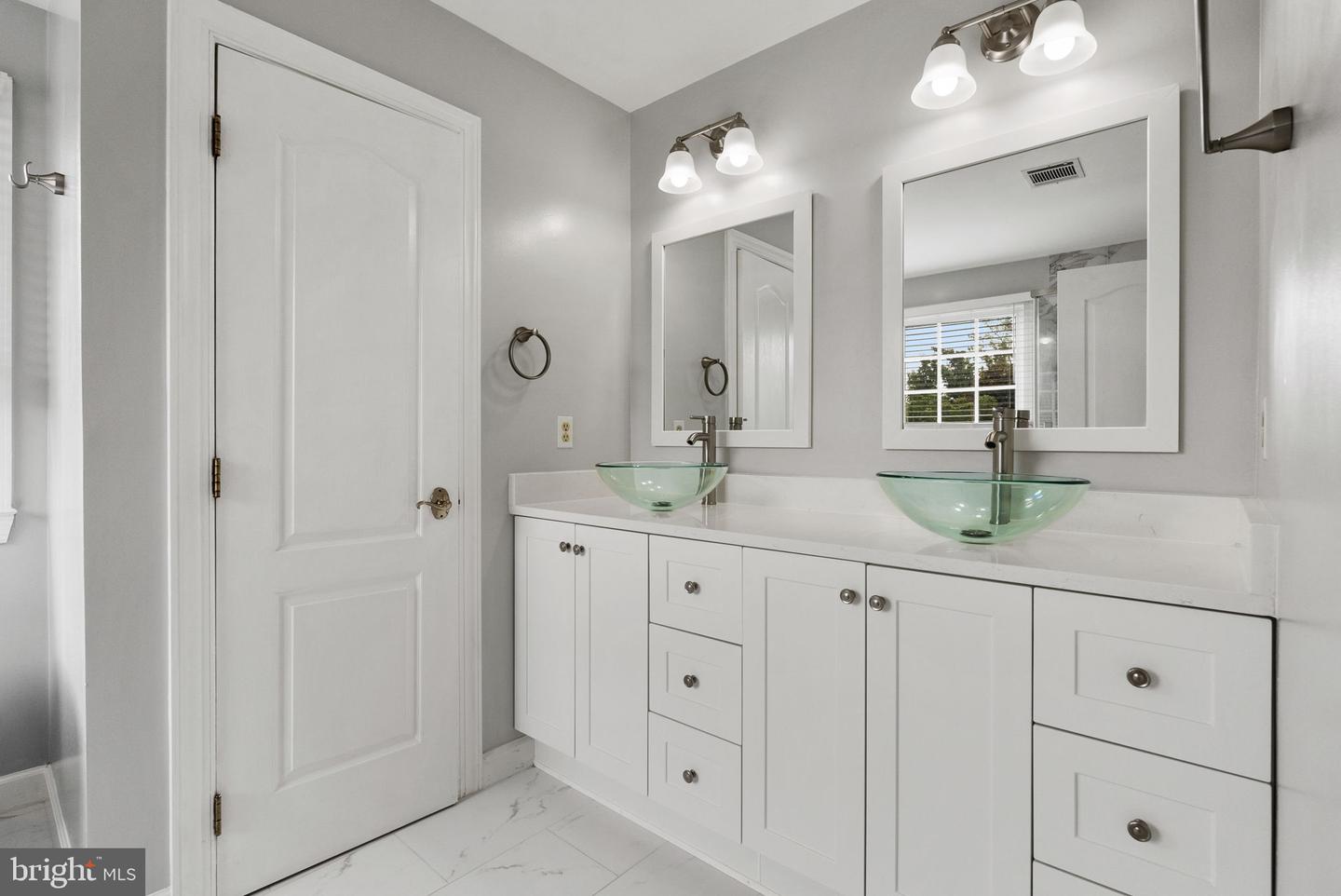 9818 FOX REST LN, VIENNA, Virginia 22181, 5 Bedrooms Bedrooms, ,3 BathroomsBathrooms,Residential,For sale,9818 FOX REST LN,VAFX2246076 MLS # VAFX2246076
