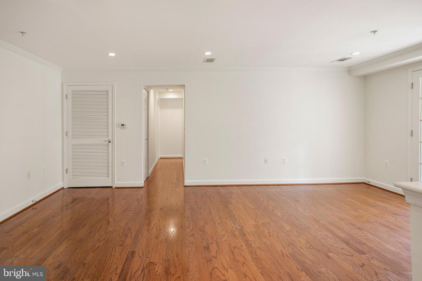 4193 S FOUR MILE RUN DR #202, ARLINGTON, Virginia 22204, 2 Bedrooms Bedrooms, ,2 BathroomsBathrooms,Residential,For sale,4193 S FOUR MILE RUN DR #202,VAAR2061948 MLS # VAAR2061948