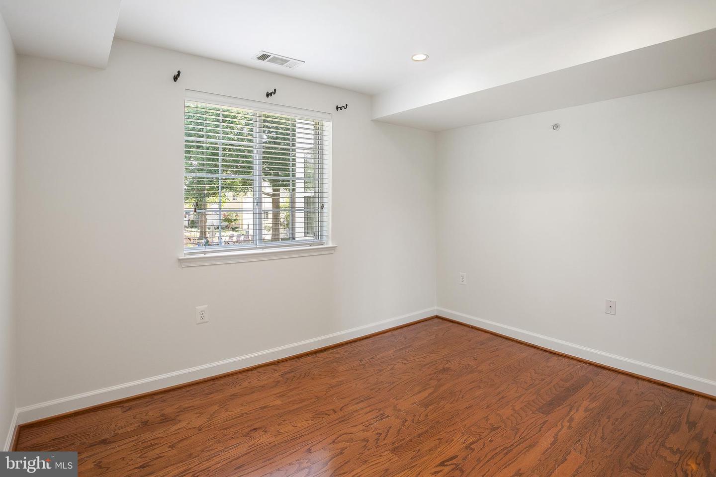 4193 S FOUR MILE RUN DR #202, ARLINGTON, Virginia 22204, 2 Bedrooms Bedrooms, ,2 BathroomsBathrooms,Residential,For sale,4193 S FOUR MILE RUN DR #202,VAAR2061948 MLS # VAAR2061948