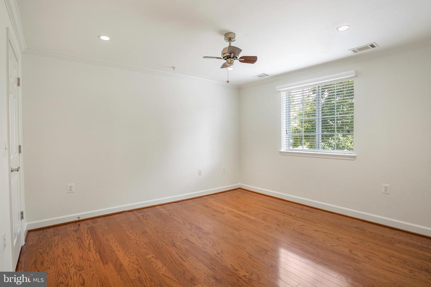 4193 S FOUR MILE RUN DR #202, ARLINGTON, Virginia 22204, 2 Bedrooms Bedrooms, ,2 BathroomsBathrooms,Residential,For sale,4193 S FOUR MILE RUN DR #202,VAAR2061948 MLS # VAAR2061948