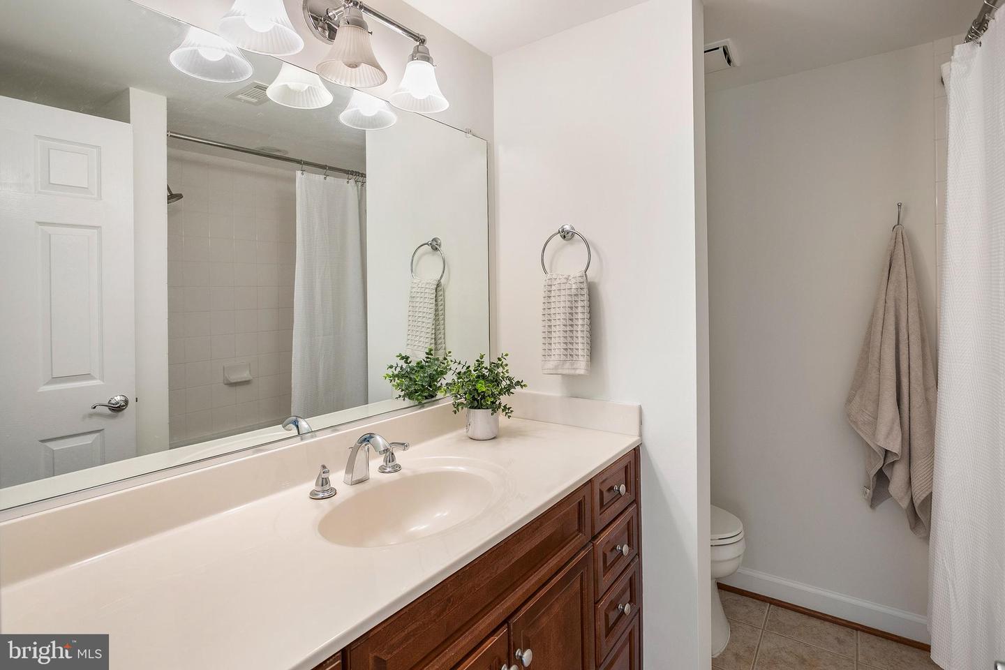 4193 S FOUR MILE RUN DR #202, ARLINGTON, Virginia 22204, 2 Bedrooms Bedrooms, ,2 BathroomsBathrooms,Residential,For sale,4193 S FOUR MILE RUN DR #202,VAAR2061948 MLS # VAAR2061948