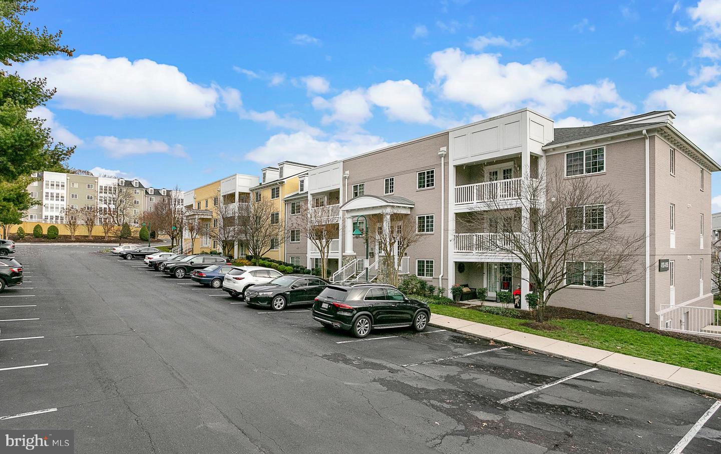 4193 S FOUR MILE RUN DR #202, ARLINGTON, Virginia 22204, 2 Bedrooms Bedrooms, ,2 BathroomsBathrooms,Residential,For sale,4193 S FOUR MILE RUN DR #202,VAAR2061948 MLS # VAAR2061948