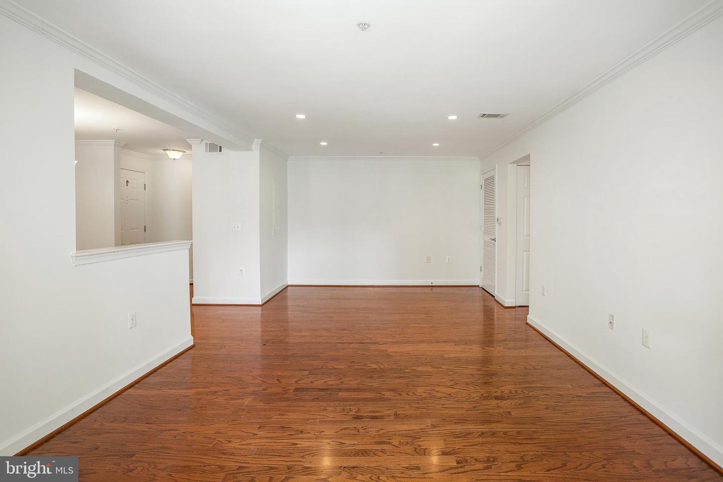 4193 S FOUR MILE RUN DR #202, ARLINGTON, Virginia 22204, 2 Bedrooms Bedrooms, ,2 BathroomsBathrooms,Residential,For sale,4193 S FOUR MILE RUN DR #202,VAAR2061948 MLS # VAAR2061948