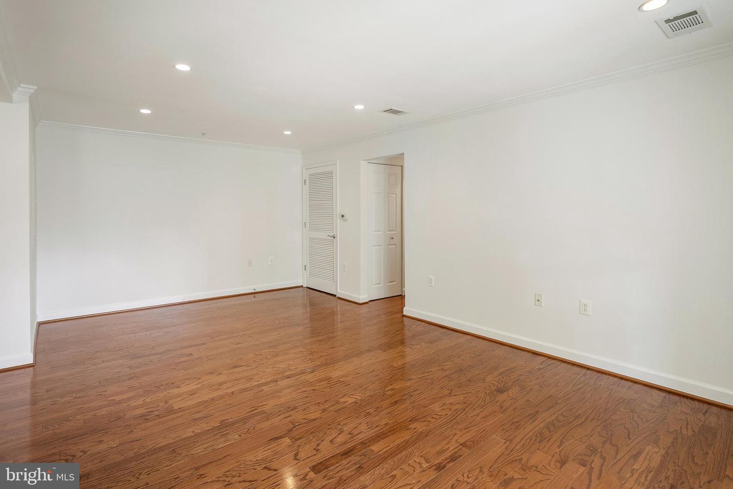4193 S FOUR MILE RUN DR #202, ARLINGTON, Virginia 22204, 2 Bedrooms Bedrooms, ,2 BathroomsBathrooms,Residential,For sale,4193 S FOUR MILE RUN DR #202,VAAR2061948 MLS # VAAR2061948