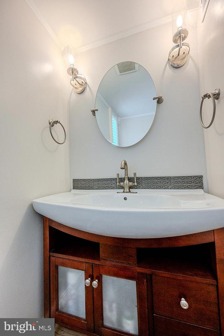 5755 WATERS EDGE LANDING LN, BURKE, Virginia 22015, 4 Bedrooms Bedrooms, ,3 BathroomsBathrooms,Residential,For sale,5755 WATERS EDGE LANDING LN,VAFX2260236 MLS # VAFX2260236