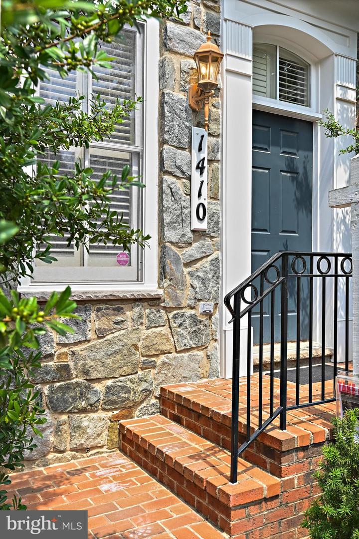 1410 HARVEST CROSSING DR, MCLEAN, Virginia 22101, 3 Bedrooms Bedrooms, ,4 BathroomsBathrooms,Residential,For sale,1410 HARVEST CROSSING DR,VAFX2256474 MLS # VAFX2256474