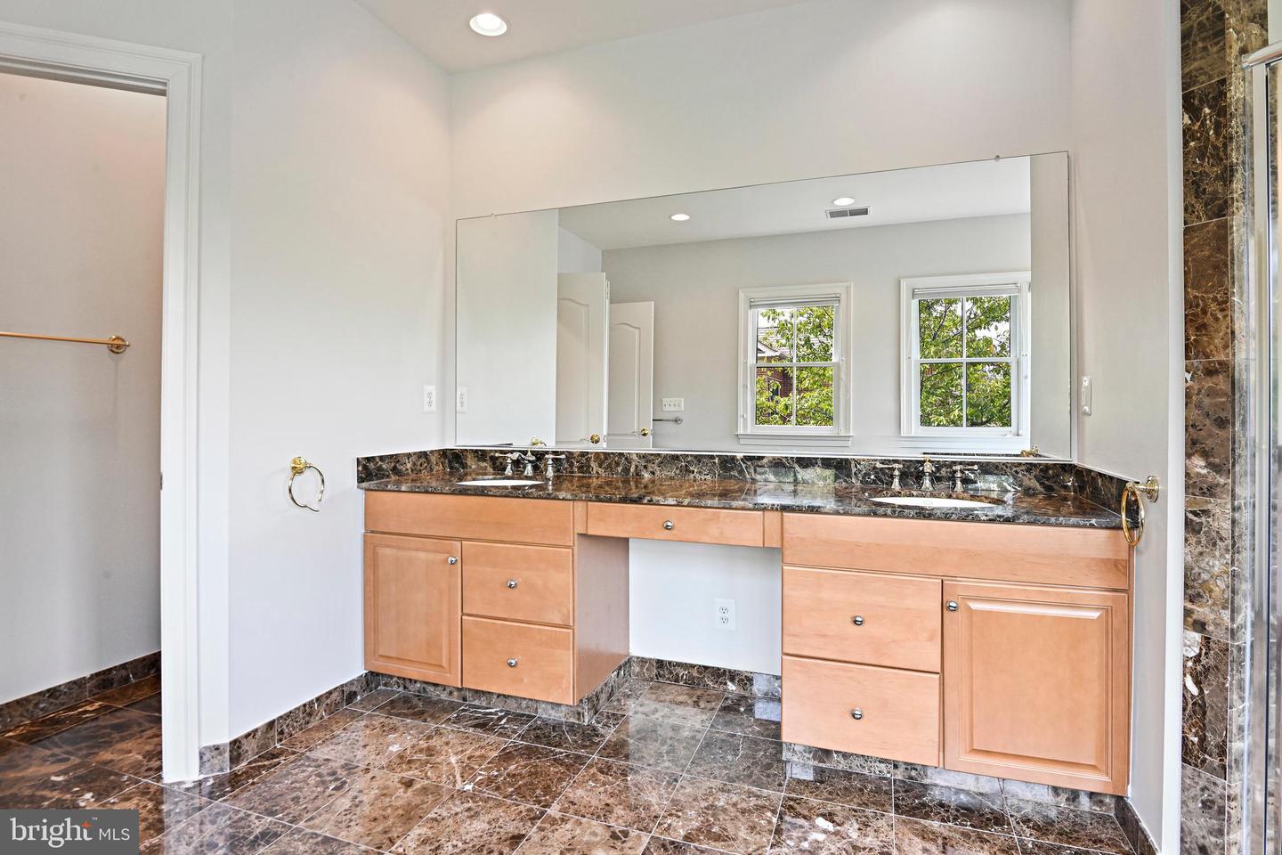 1410 HARVEST CROSSING DR, MCLEAN, Virginia 22101, 3 Bedrooms Bedrooms, ,4 BathroomsBathrooms,Residential,For sale,1410 HARVEST CROSSING DR,VAFX2256474 MLS # VAFX2256474