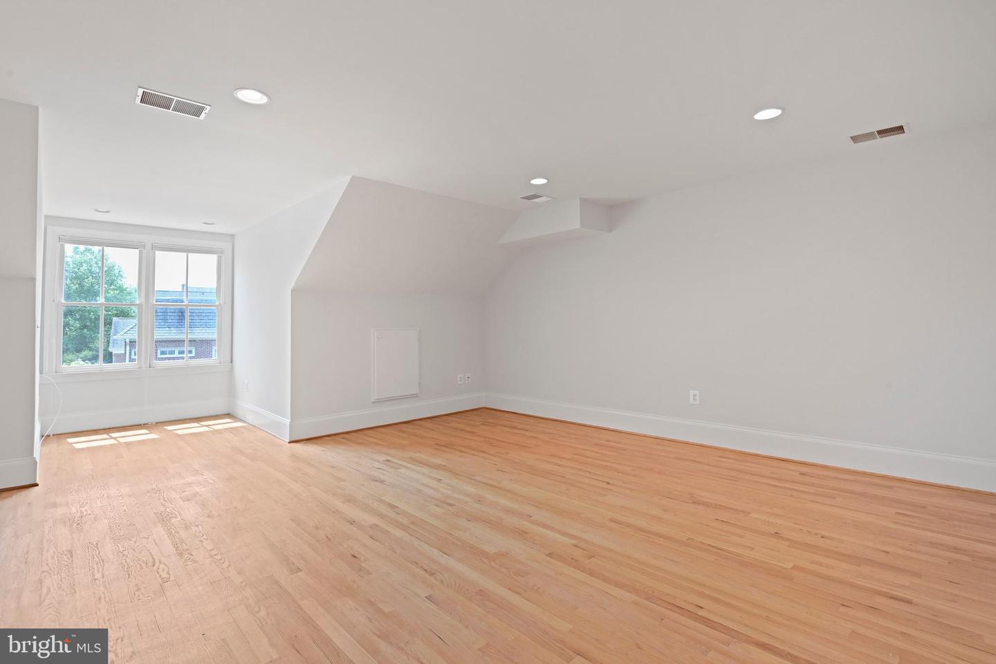 1410 HARVEST CROSSING DR, MCLEAN, Virginia 22101, 3 Bedrooms Bedrooms, ,4 BathroomsBathrooms,Residential,For sale,1410 HARVEST CROSSING DR,VAFX2256474 MLS # VAFX2256474