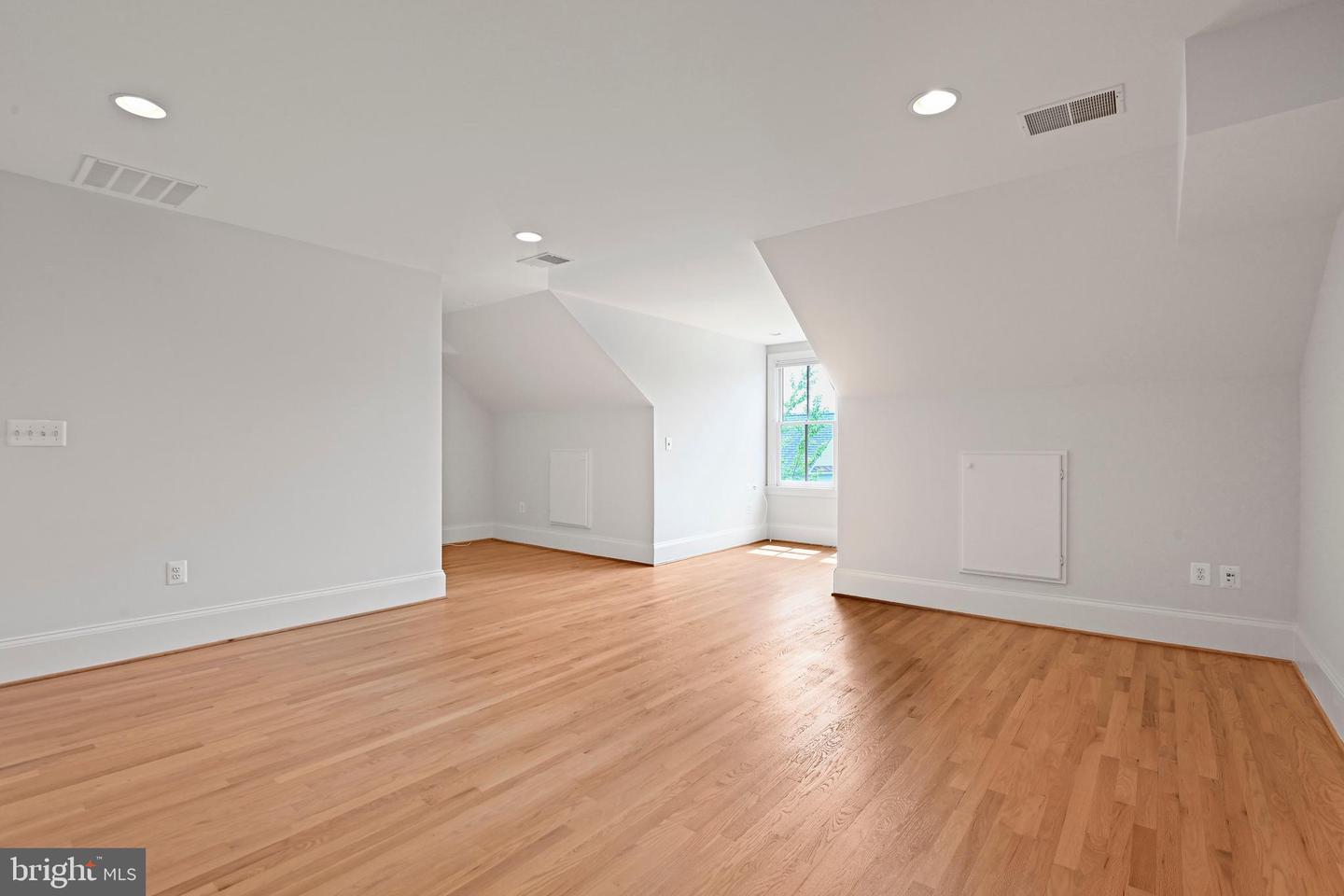 1410 HARVEST CROSSING DR, MCLEAN, Virginia 22101, 3 Bedrooms Bedrooms, ,4 BathroomsBathrooms,Residential,For sale,1410 HARVEST CROSSING DR,VAFX2256474 MLS # VAFX2256474