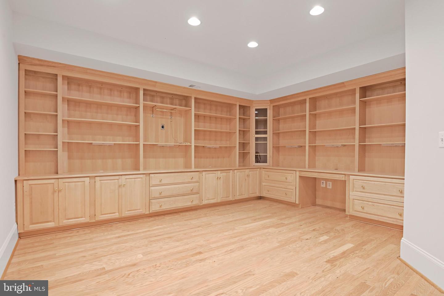 1410 HARVEST CROSSING DR, MCLEAN, Virginia 22101, 3 Bedrooms Bedrooms, ,4 BathroomsBathrooms,Residential,For sale,1410 HARVEST CROSSING DR,VAFX2256474 MLS # VAFX2256474