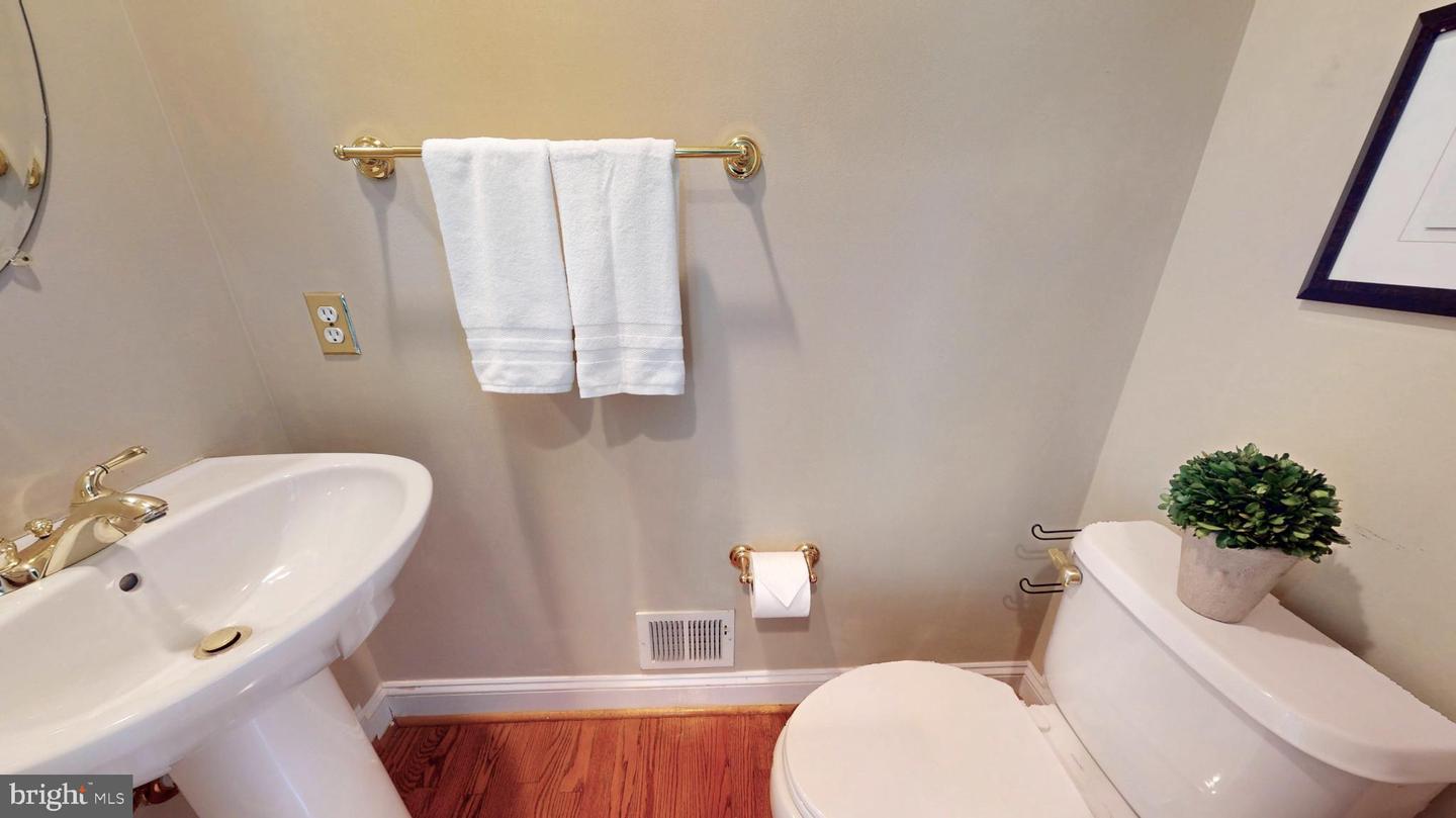2139 N SCOTT ST, ARLINGTON, Virginia 22209, 3 Bedrooms Bedrooms, 7 Rooms Rooms,2 BathroomsBathrooms,Residential,For sale,2139 N SCOTT ST,VAAR2061612 MLS # VAAR2061612