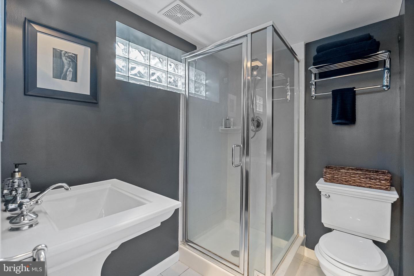 1206 W BRADDOCK RD, ALEXANDRIA, Virginia 22302, 3 Bedrooms Bedrooms, 10 Rooms Rooms,2 BathroomsBathrooms,Residential,For sale,1206 W BRADDOCK RD,VAAX2048416 MLS # VAAX2048416