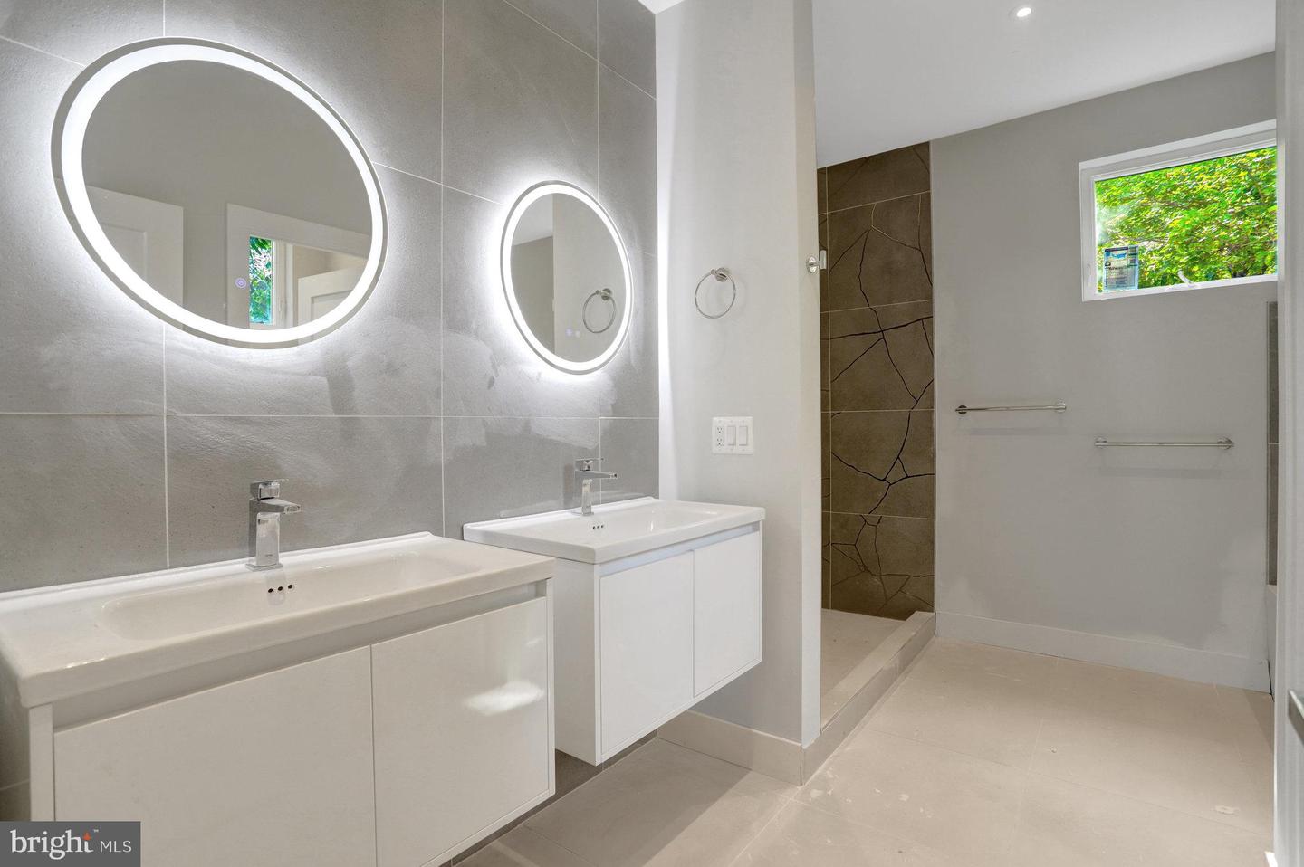7435 NIGH RD, FALLS CHURCH, Virginia 22043, 5 Bedrooms Bedrooms, ,5 BathroomsBathrooms,Residential,For sale,7435 NIGH RD,VAFX2260492 MLS # VAFX2260492