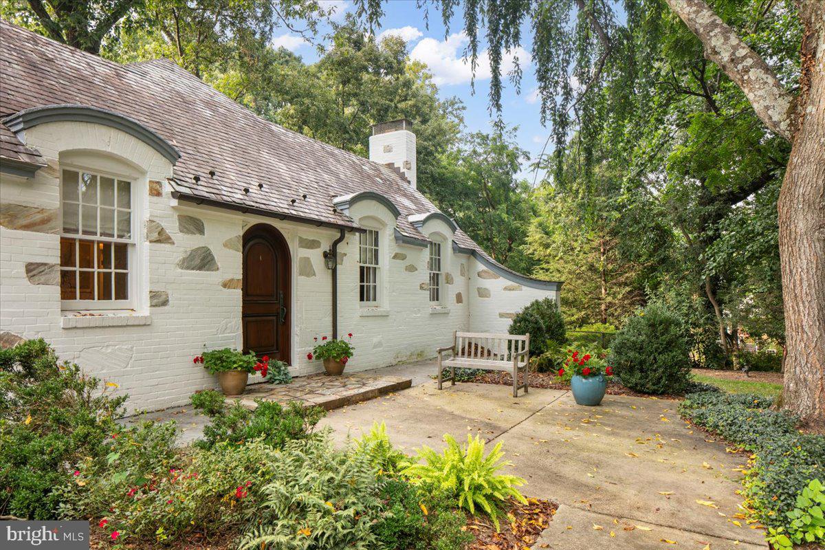 7058 IDYLWOOD RD, FALLS CHURCH, Virginia 22043, 5 Bedrooms Bedrooms, ,5 BathroomsBathrooms,Residential,For sale,7058 IDYLWOOD RD,VAFX2255908 MLS # VAFX2255908