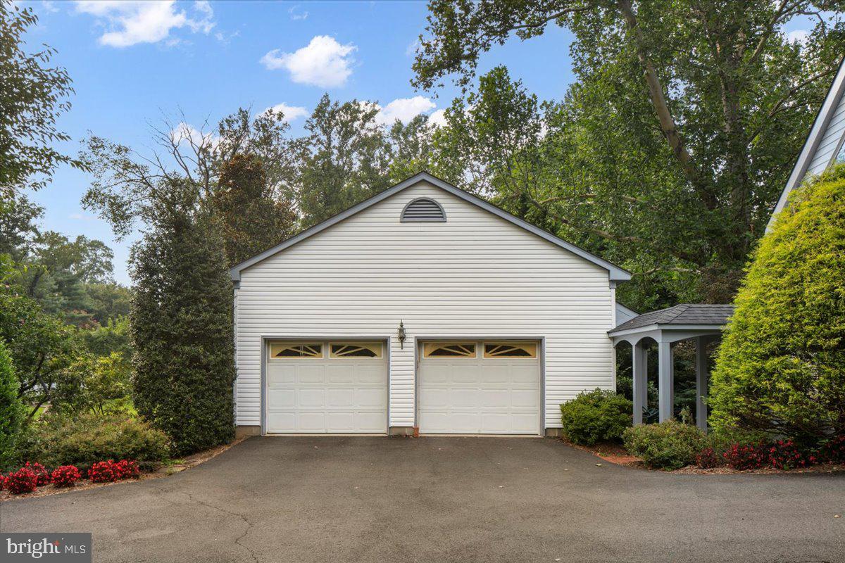 7058 IDYLWOOD RD, FALLS CHURCH, Virginia 22043, 5 Bedrooms Bedrooms, ,5 BathroomsBathrooms,Residential,For sale,7058 IDYLWOOD RD,VAFX2255908 MLS # VAFX2255908