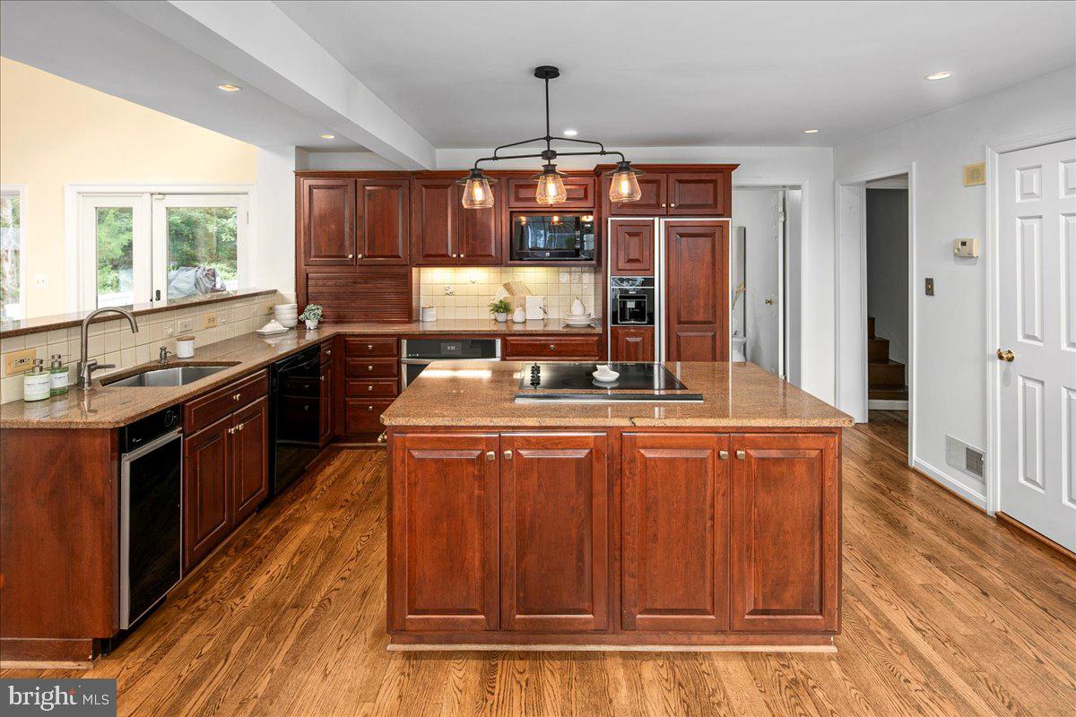 7058 IDYLWOOD RD, FALLS CHURCH, Virginia 22043, 5 Bedrooms Bedrooms, ,5 BathroomsBathrooms,Residential,For sale,7058 IDYLWOOD RD,VAFX2255908 MLS # VAFX2255908