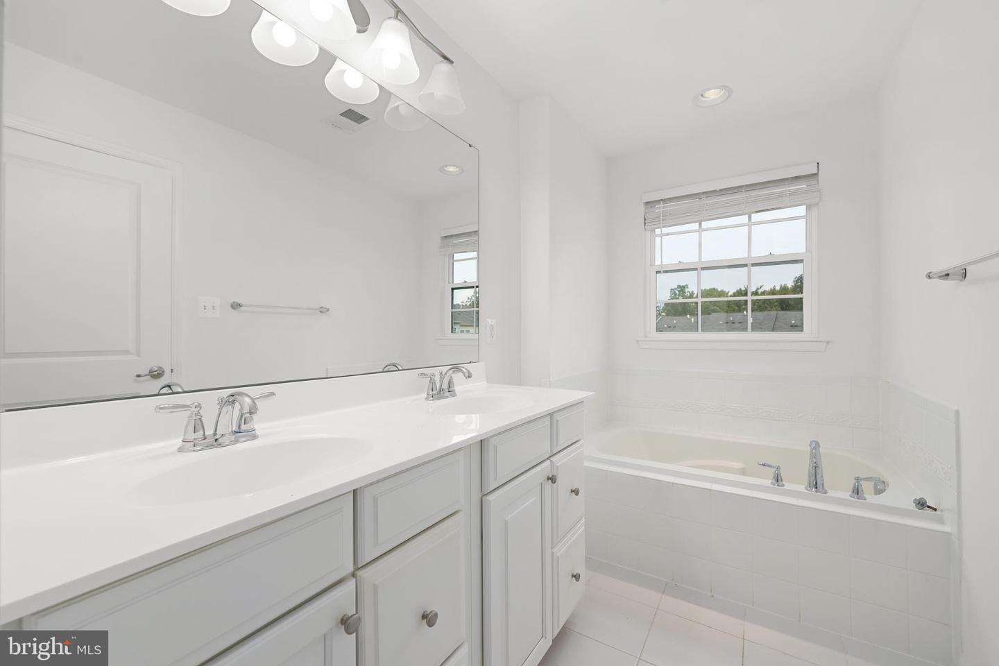 22855 CHESTNUT OAK TER, STERLING, Virginia 20166, 3 Bedrooms Bedrooms, ,2 BathroomsBathrooms,Residential,For sale,22855 CHESTNUT OAK TER,VALO2103326 MLS # VALO2103326