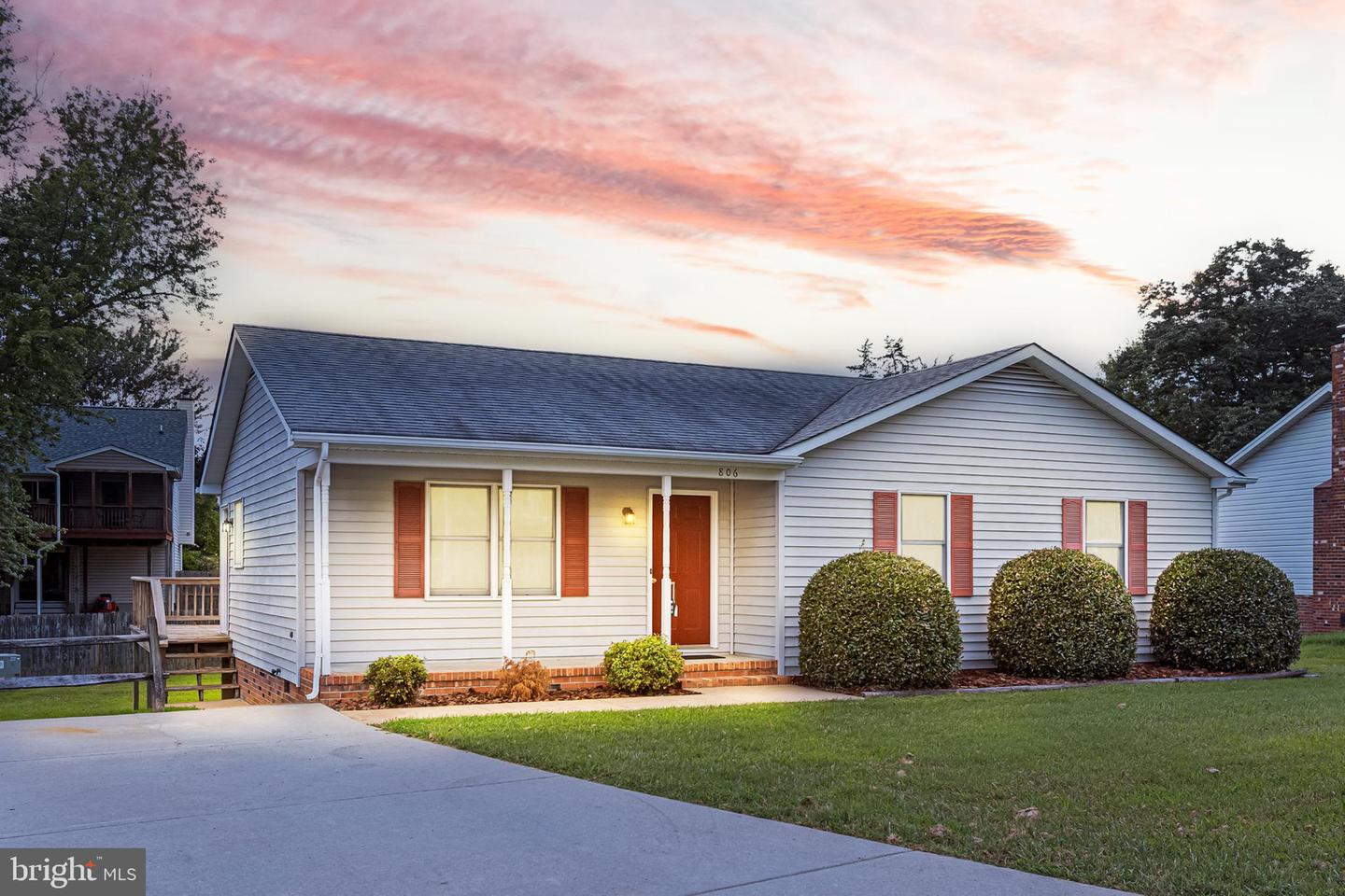 806 SHAMROCK DR, FREDERICKSBURG, Virginia 22407, 3 Bedrooms Bedrooms, 5 Rooms Rooms,2 BathroomsBathrooms,Residential,For sale,806 SHAMROCK DR,VASP2035126 MLS # VASP2035126