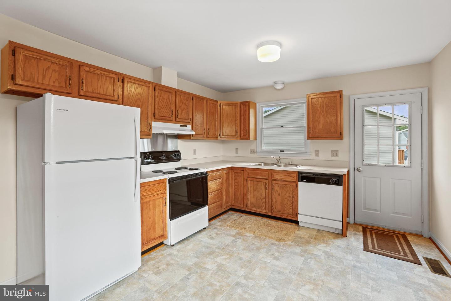 806 SHAMROCK DR, FREDERICKSBURG, Virginia 22407, 3 Bedrooms Bedrooms, 5 Rooms Rooms,2 BathroomsBathrooms,Residential,For sale,806 SHAMROCK DR,VASP2035126 MLS # VASP2035126