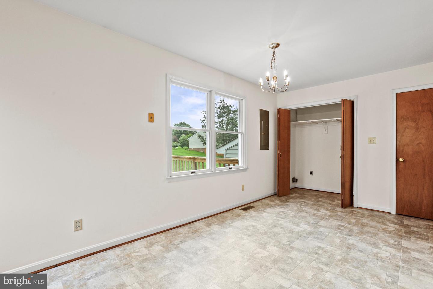 806 SHAMROCK DR, FREDERICKSBURG, Virginia 22407, 3 Bedrooms Bedrooms, 5 Rooms Rooms,2 BathroomsBathrooms,Residential,For sale,806 SHAMROCK DR,VASP2035126 MLS # VASP2035126