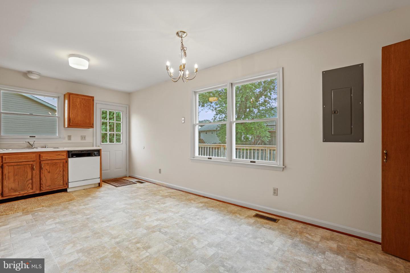 806 SHAMROCK DR, FREDERICKSBURG, Virginia 22407, 3 Bedrooms Bedrooms, 5 Rooms Rooms,2 BathroomsBathrooms,Residential,For sale,806 SHAMROCK DR,VASP2035126 MLS # VASP2035126