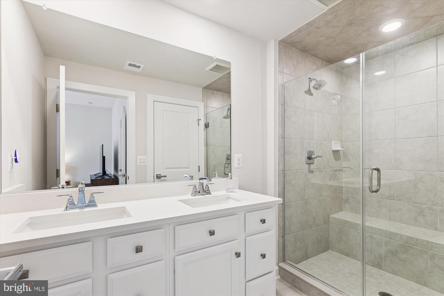 205 MARKET SQ NW #15, VIENNA, Virginia 22180, 4 Bedrooms Bedrooms, ,4 BathroomsBathrooms,Residential,For sale,205 MARKET SQ NW #15,VAFX2258998 MLS # VAFX2258998